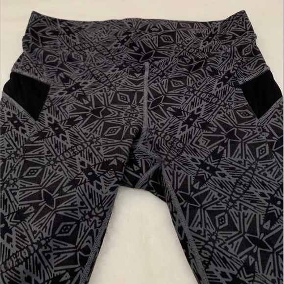 Athleta Bare To Run Knicker Cairo Cropped Capri Reflective Sonar Leggings SZ XS - Picture 4 of 12